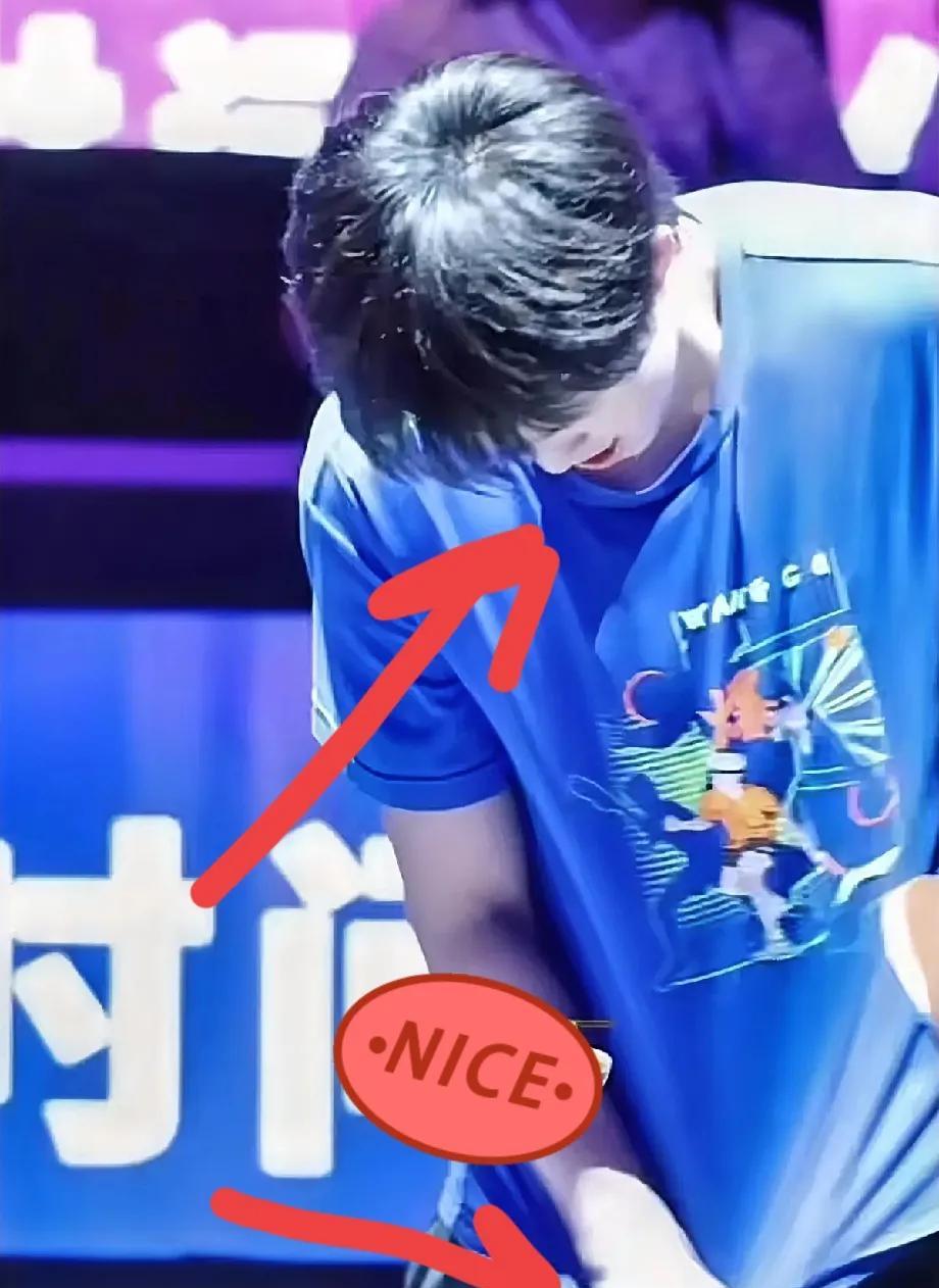 楚钦啊？这是什么时候养成的习惯？这么“勤俭持家”的吗？衣服一穿两用？既能当
