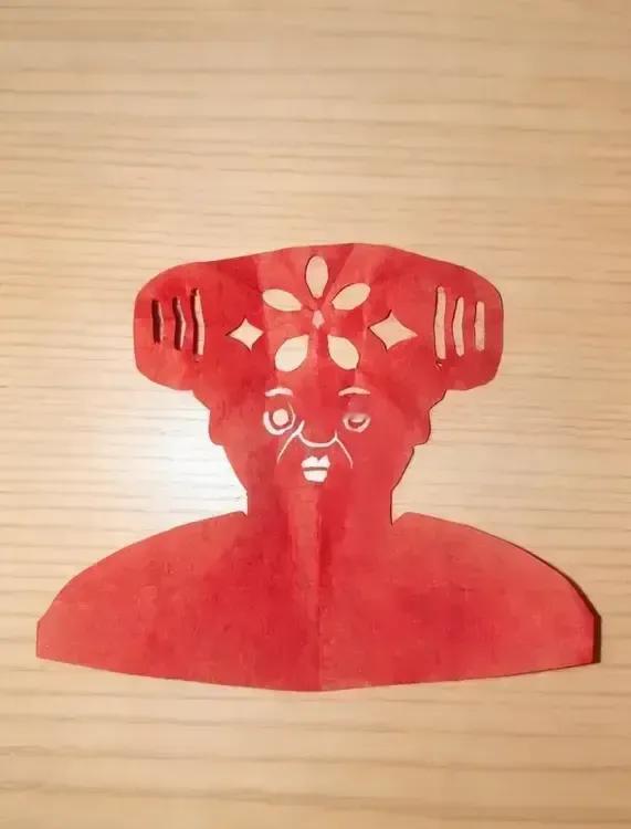 最近迷上了剪纸，对这张甄嬛像比较满意，已经沉浸在自己的艺术创作中不知天地为何物了