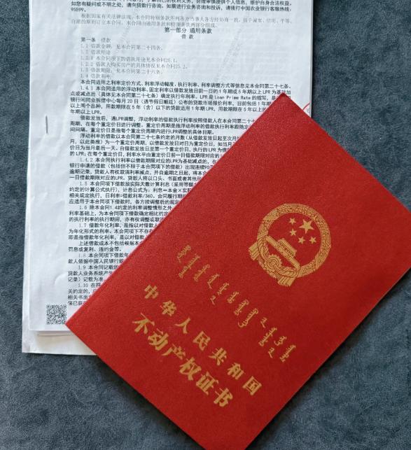 闺蜜上个月找我哭诉，说她爸想把房子过户给她，去咨询中介，对方一开口就让她办赠与，