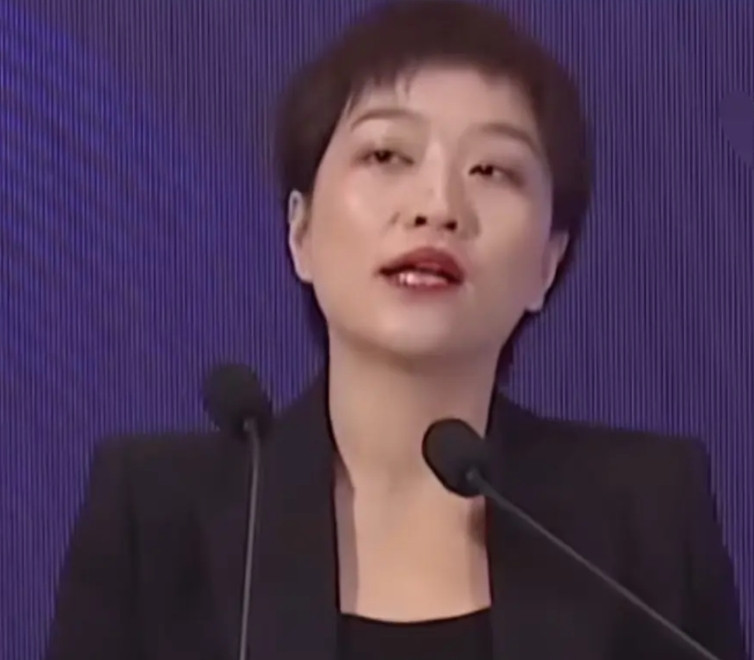 想当年，璩静可是在华为、百度当过高管的职场狠人啊！她早年在新华社当记者，20