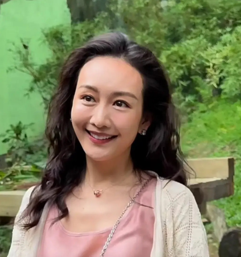 在长隆动物园看到明星王鸥了。远远望去，她十分好看，就和在《伪装者》里的模样一样。