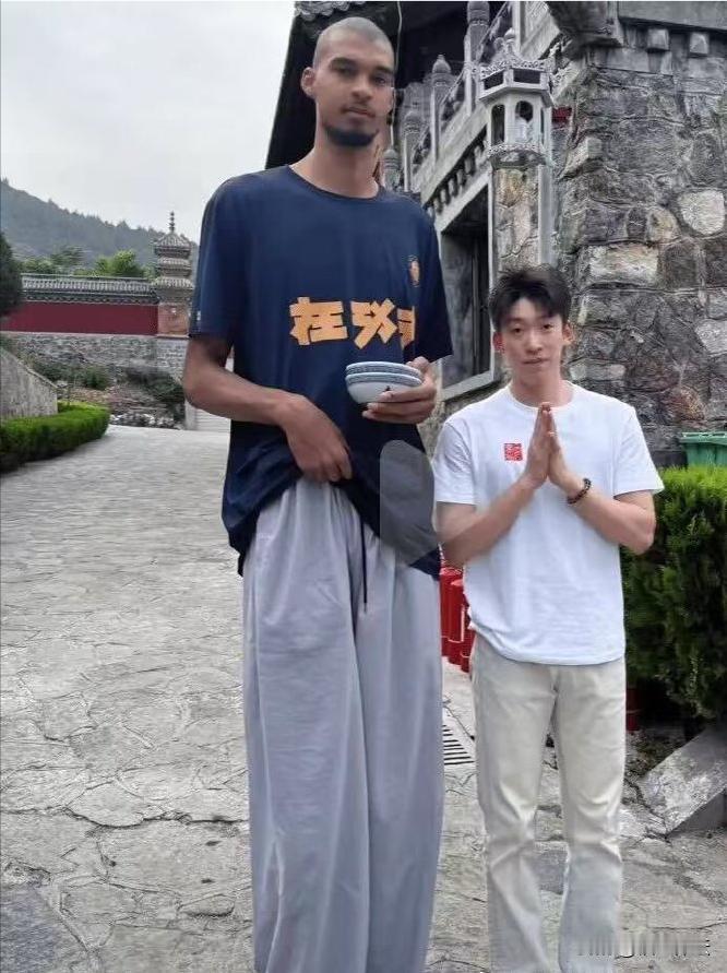 文班亚马又来了。今天是他在少林寺闭关修行的第6天了，离他暂定的10天修行期已