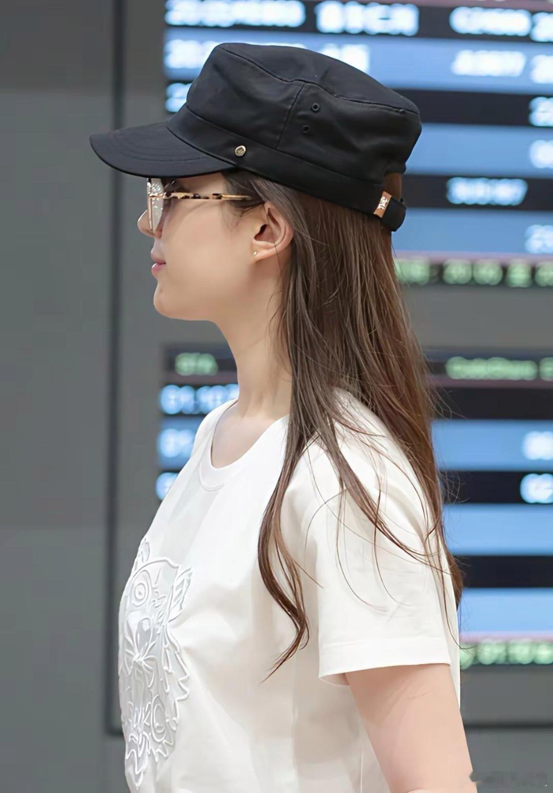 刘亦菲考古名场面！白T牛仔裤搭素颜，清爽干净颜值依旧在线，美美哒超养眼～