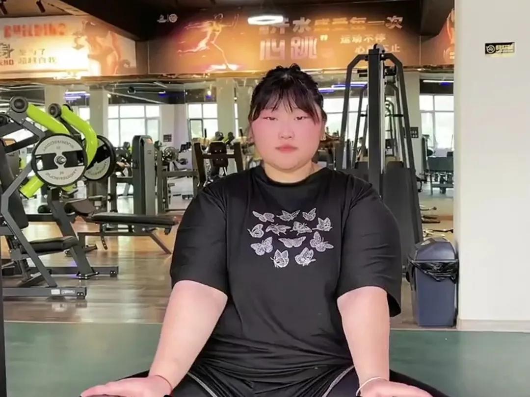 大衣哥女儿订婚，一切从简，引来赞美声一片！大衣哥女儿朱雪梅订婚了，其实朱雪梅