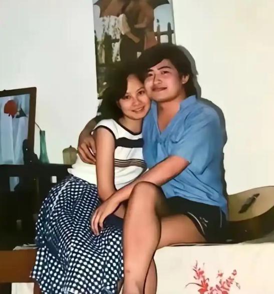 刘欢和卢璐1988年结婚，卢璐讲，她有一回跟刘欢闹别扭，打算外出躲一躲。刘欢见卢