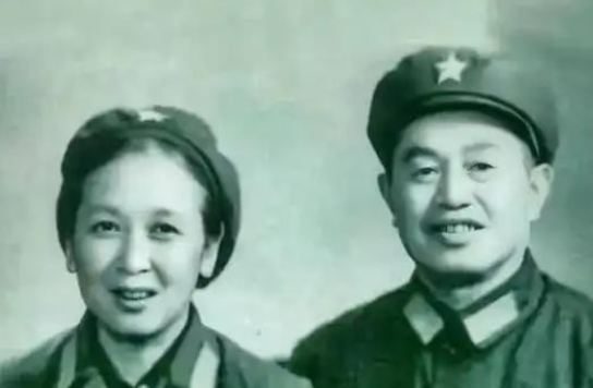 1940年，皮定均看上了女干部张烽，就让县长去说媒，张烽听说了县长的来意后，拒绝