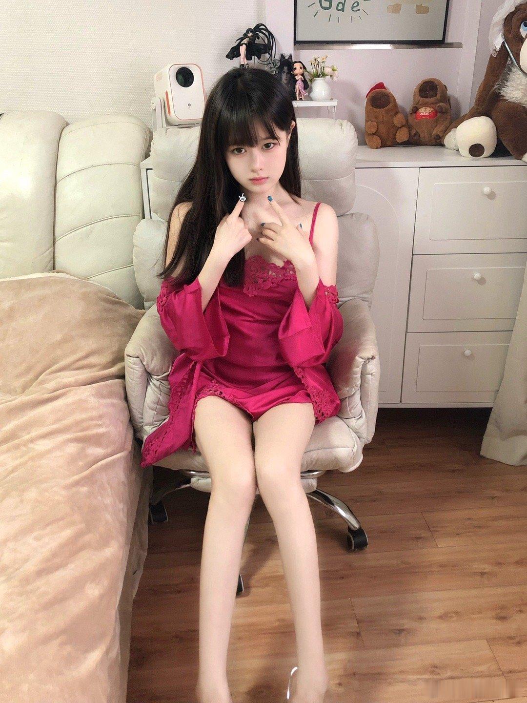 以前就喜欢姐弟恋现在更是喜欢姐弟恋男人的花期实在是太短了⌯'▾'⌯​​​