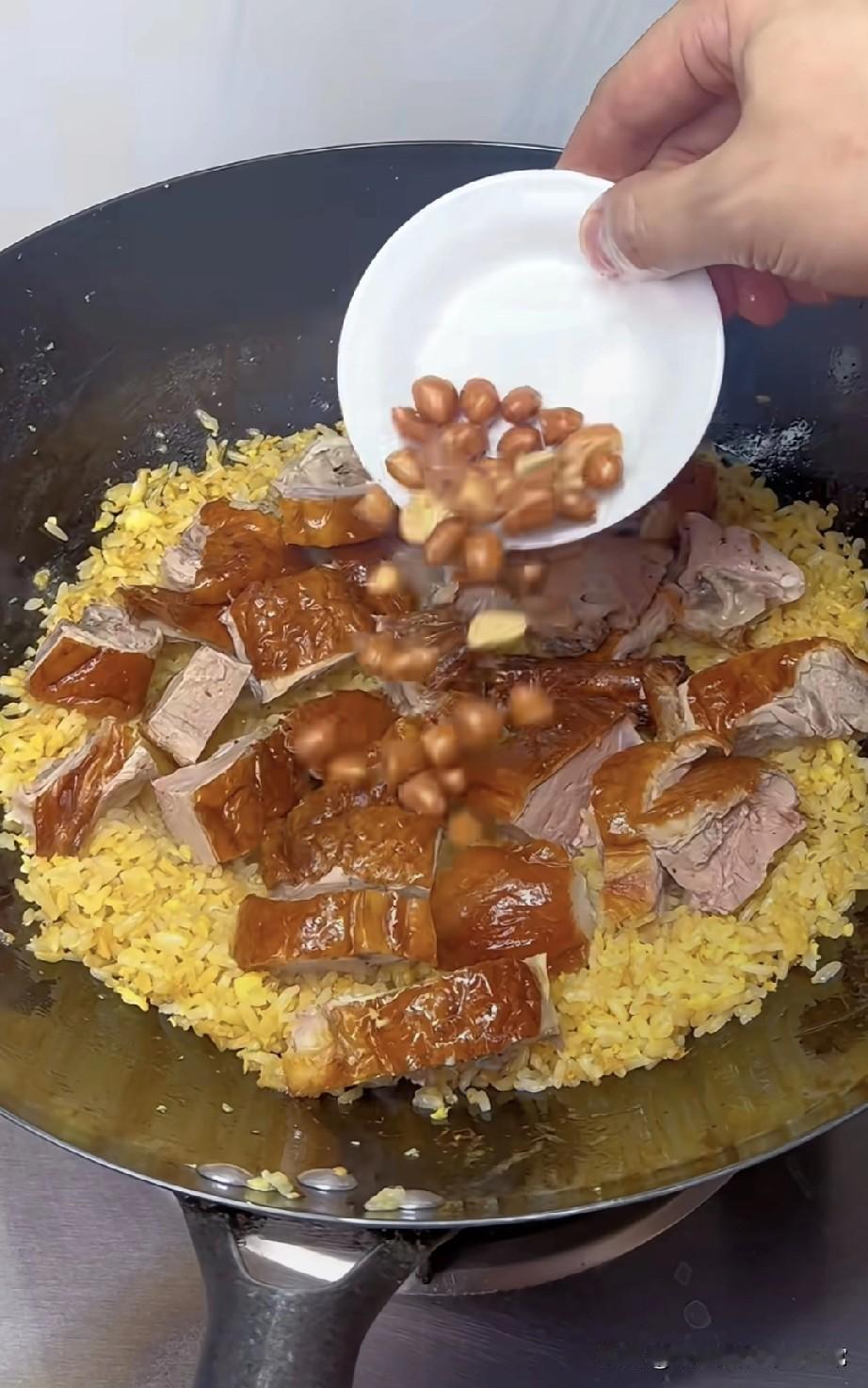 广东人把烧鸭炒饭玩出花！在广东，烧鸭是顶流，炒饭是刚需，当这俩碰撞出烧鸭炒