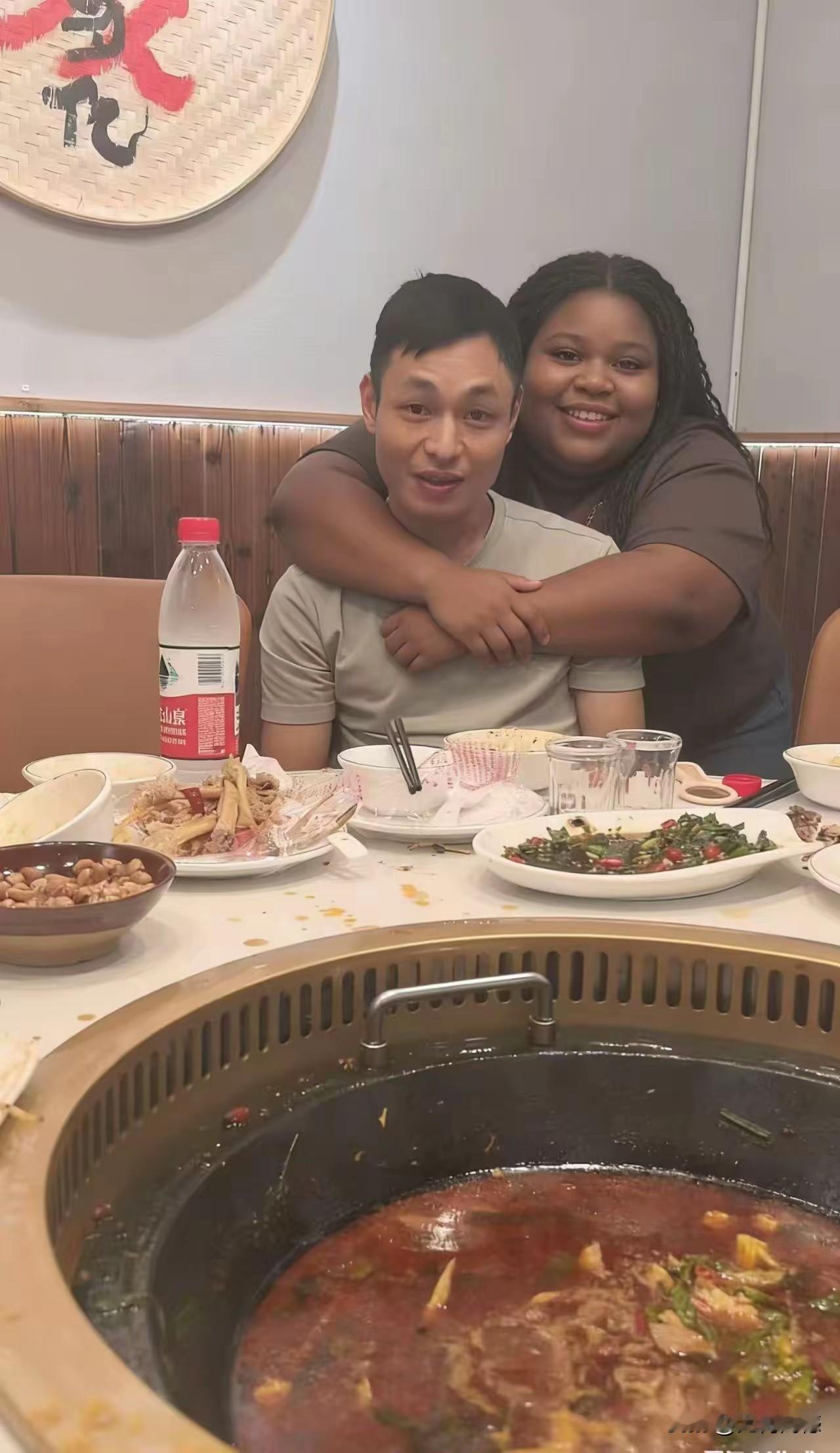 这样的画面真是不多见，以前看到的画面，多数都是东方女孩和老外在一起的画面，而这次