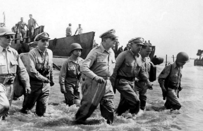 1951年，10万志愿军被美军包围，彭老总向毛主席求助。毛主席苦思3小时，回了8