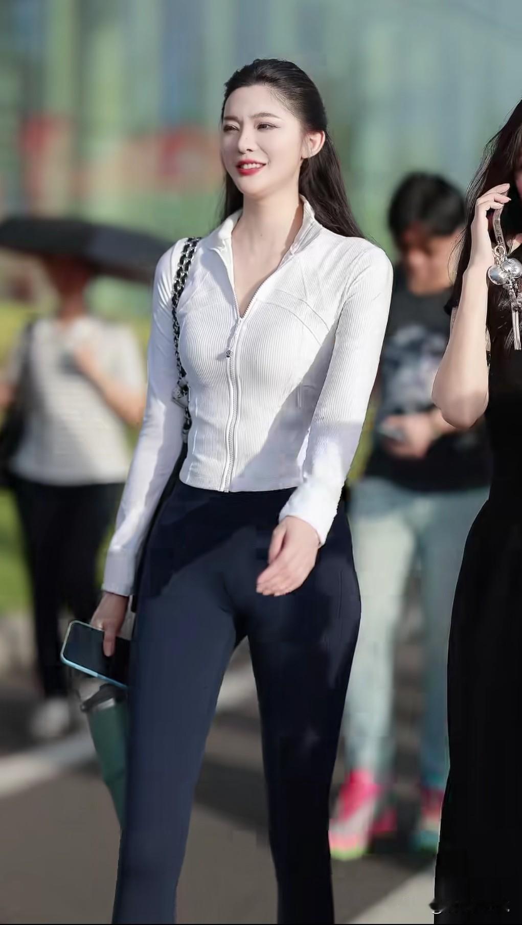 优雅的女人任何时候都不过时分享街拍小姐姐城市街拍美女丽人风情街拍