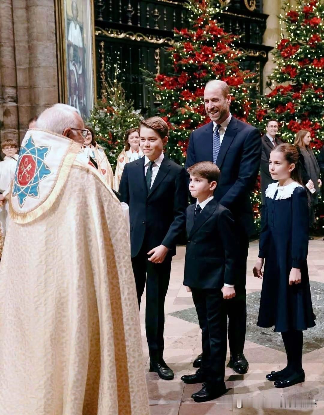 威尔士一家五口整整齐齐亮相，一同出席圣诞颂歌音乐会。12月5日，凯特王妃第5次