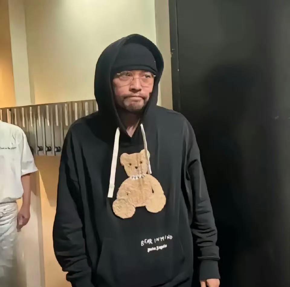 周杰伦在国外打扮随意无人认识，一脸胡渣沧桑显老！据说周杰伦长期是居住在墨尔本，