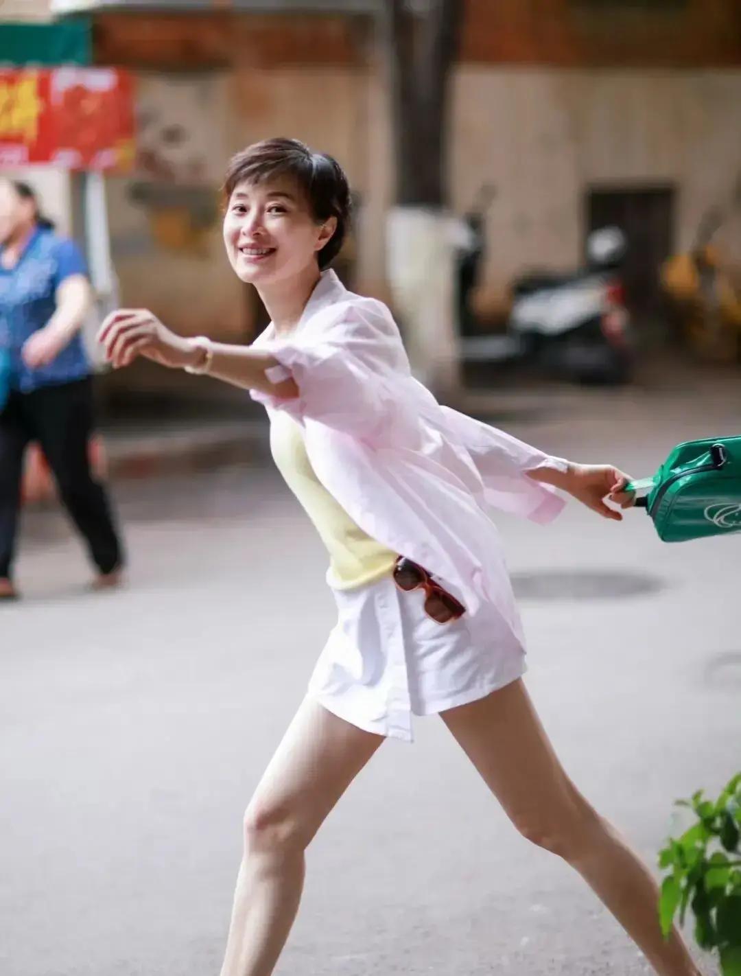 吴越生日那天直接甩了张素颜照。短发没化妆，腿长得离谱。我盯着看了十秒才反