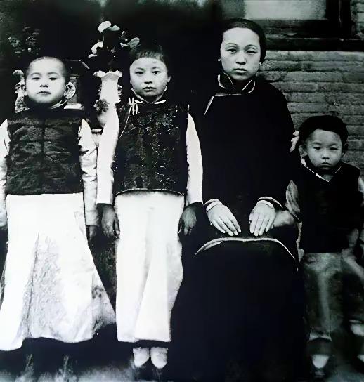 1923年，年近五旬的张作霖刚到天津，偶遇一个身材婀娜的年轻女孩，随从说：“一脸