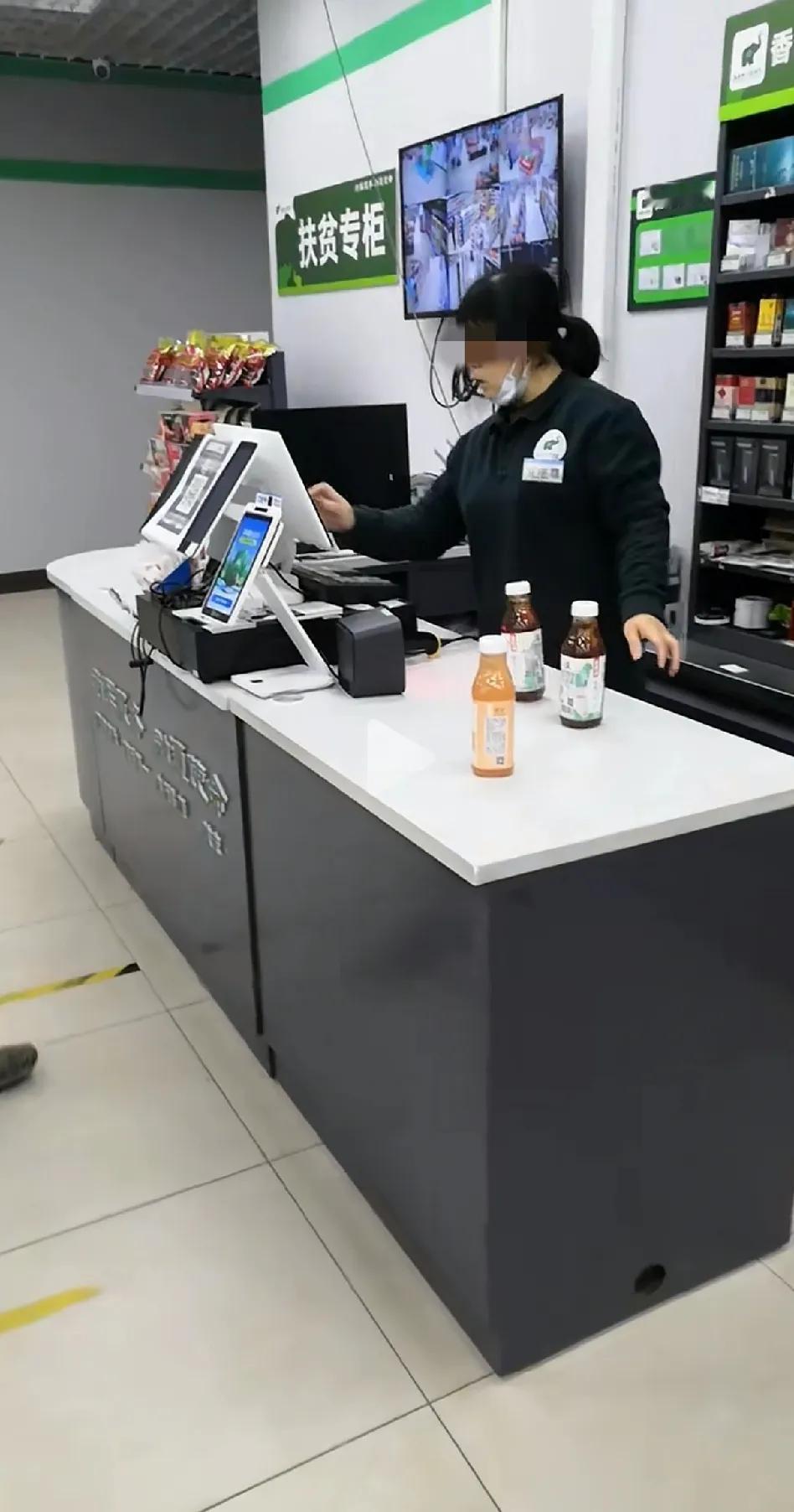 军营超市不能卖可乐吗！！？昨天去一个部队单位办事情，大中午有些渴，就到里面的超