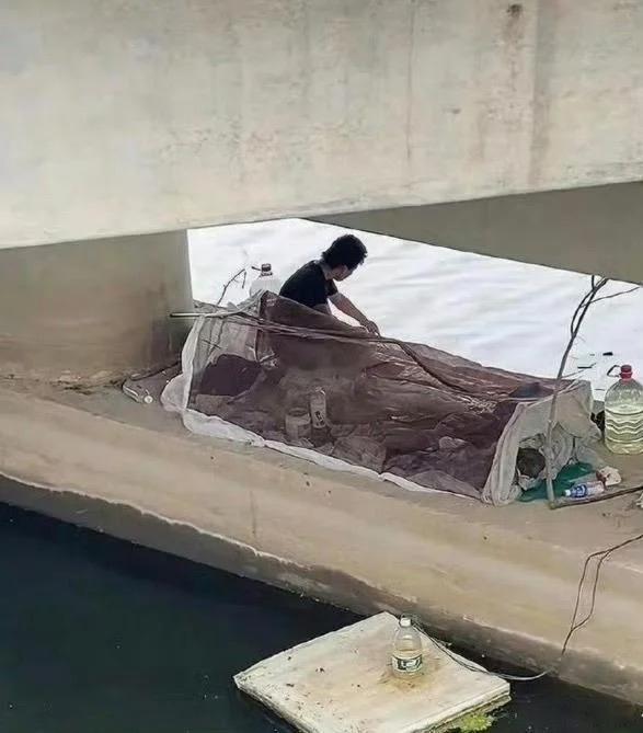这是有多大瘾啊?钓鱼直接住海边了？