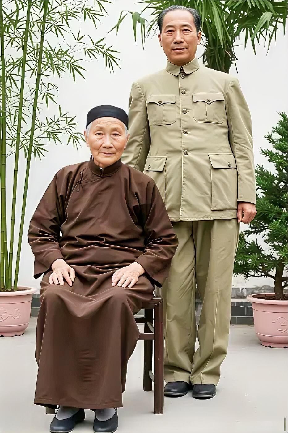 这是1945年，在重庆梅花山别墅庭院中，这是屠杀共产党和革命群众的魔头和他的母亲