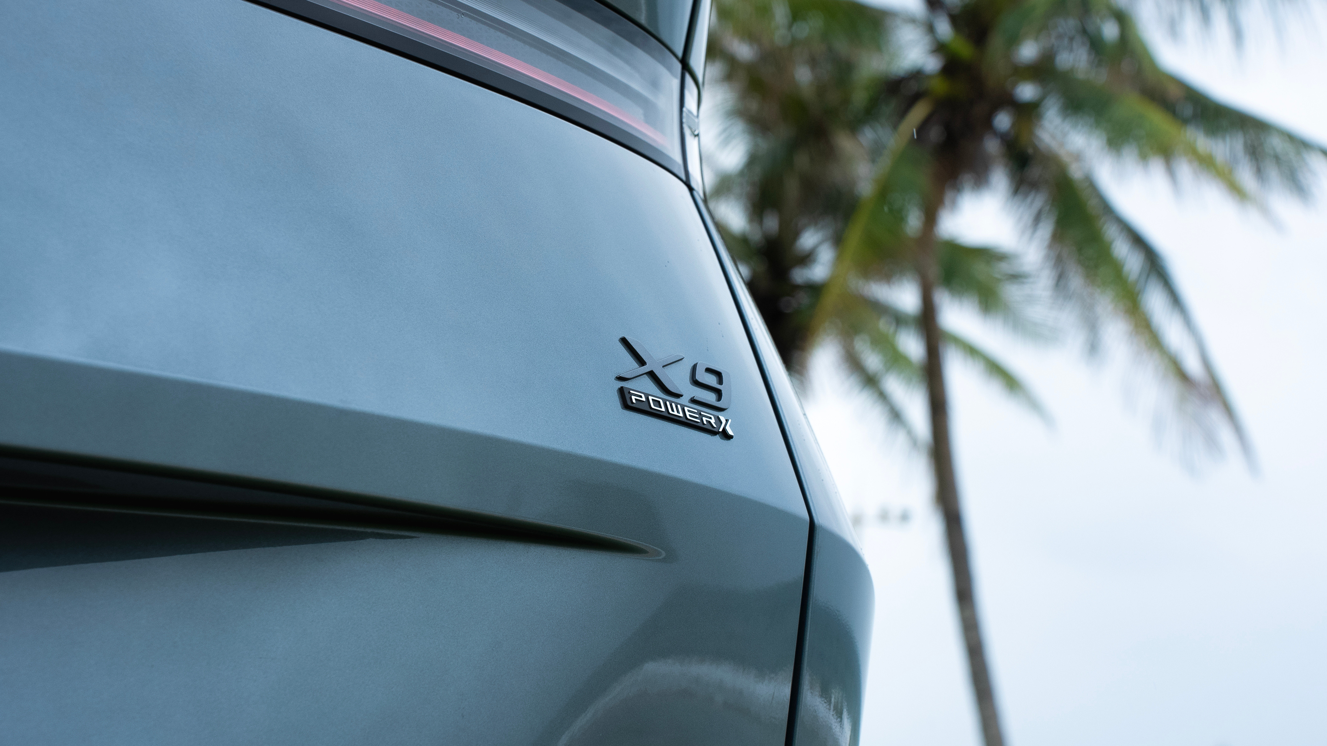 在保持了大空间的同时，小鹏竟然给X9塞进了一台增程器，续航更是达到了1600公里