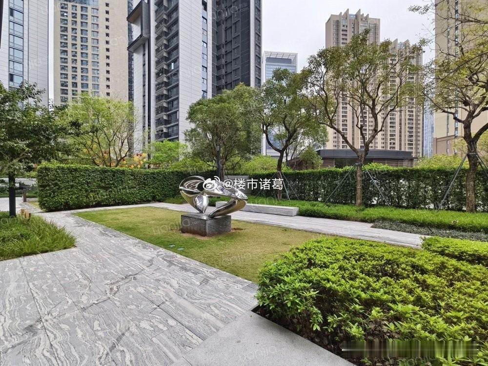 深圳楼市，华润城近期几个经典成交案例。润府二期D栋的195平4房中楼层，最新