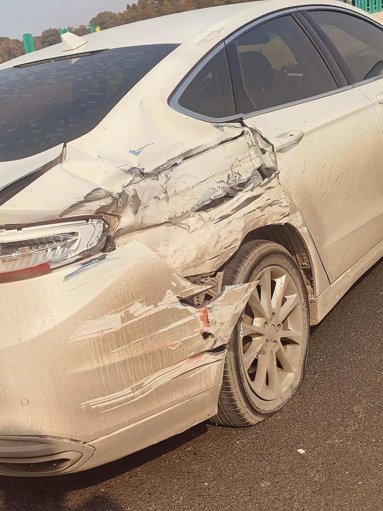 开车注意安全防不胜防飞来横祸太不容易了