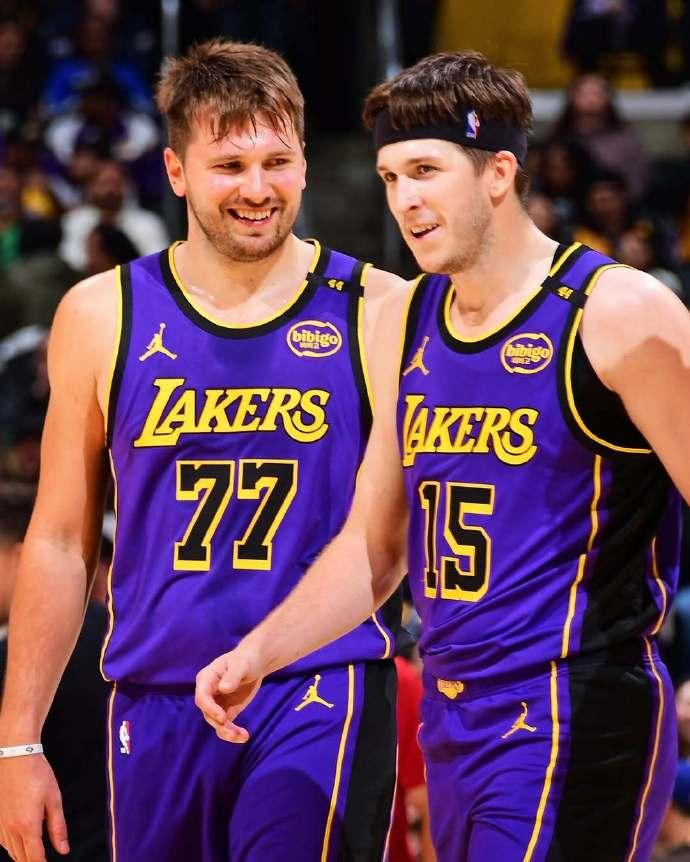 为了保护东契奇，里弗斯直接球迷对喷，骂的挺难听，哥俩关系真好！今天东契奇受伤了