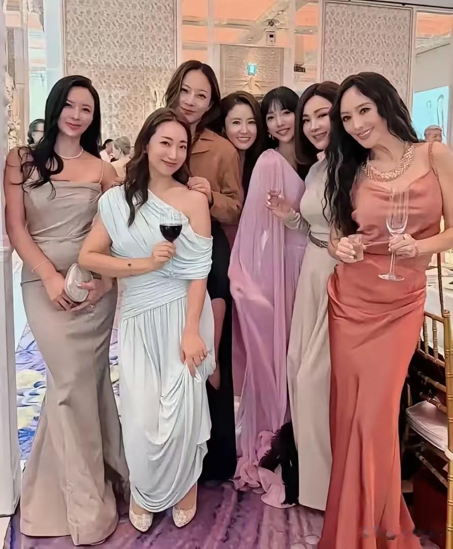 看到一个好玩的事儿有张照片上了热搜有网友说这张合照是林心如硬挤进去的