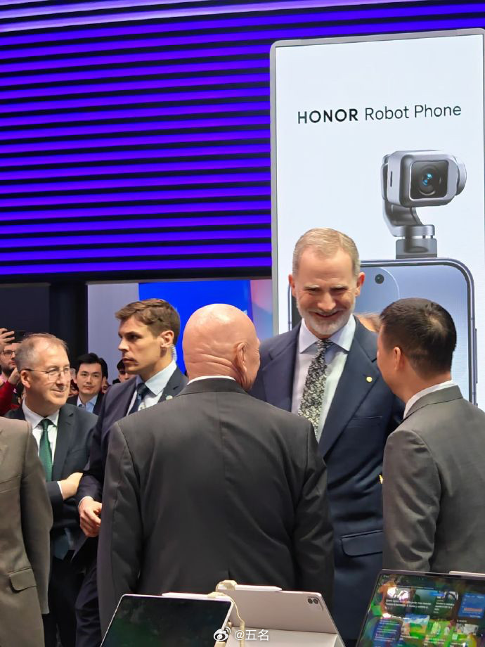 西班牙国王收到荣耀MagicV6当东方科技遇上欧洲王室：荣耀用MagicV6让