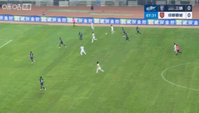 成都蓉城赢了却都在夸武汉三镇踢得好！第67分钟，罗慕洛挑向禁区，王康不得不放倒插