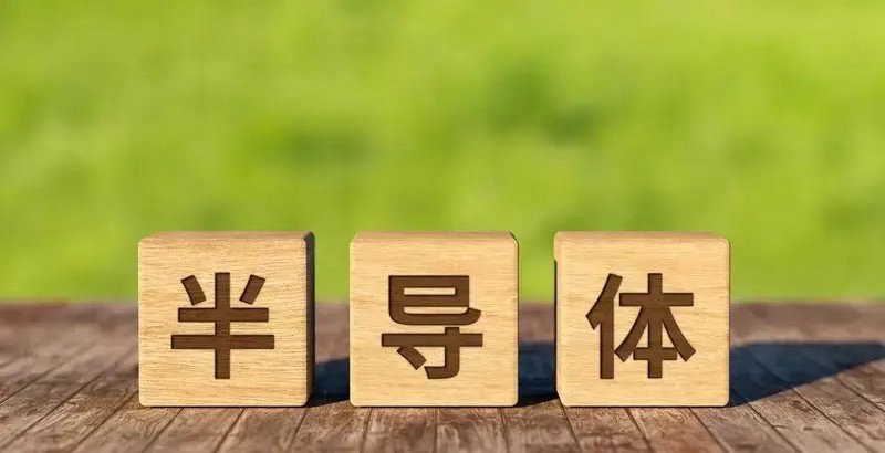 今晚利好火上浇油，今年的股市一边是海水，一边是火焰，今天a股放量成交3.2万亿中