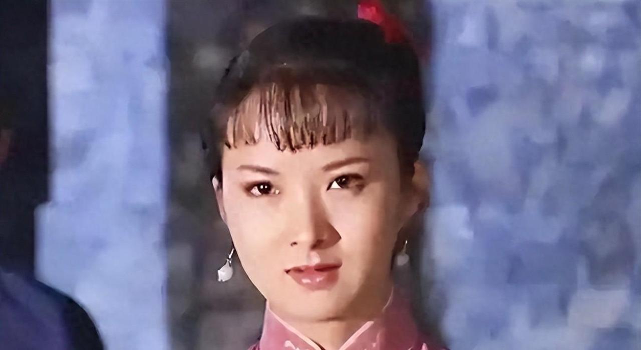 吃里扒外！定居美国13年，回国想捞金却被观众轰下台，53岁活成了一个笑话。很