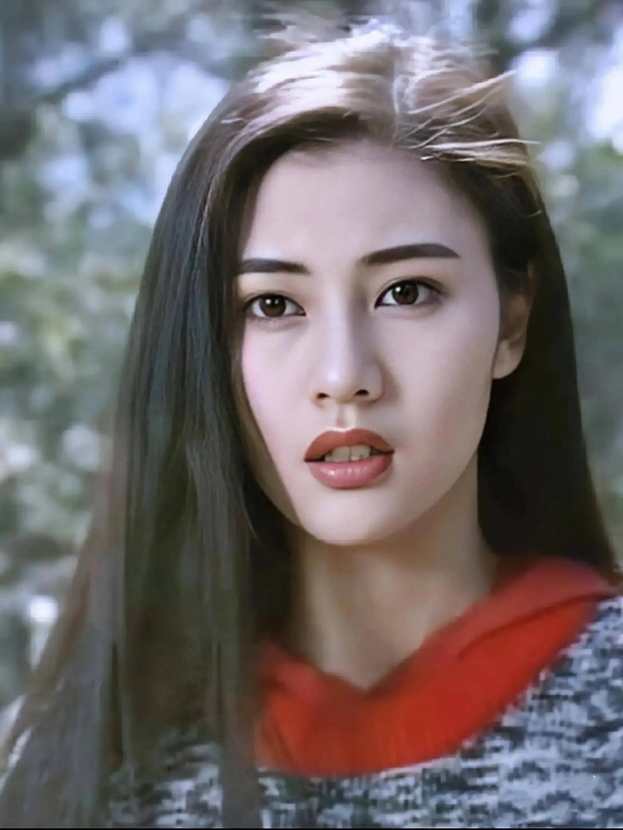 2003年，天上人间的老板覃辉跑到香港去招商，经曾志伟介绍认识了李嘉欣。本来约了