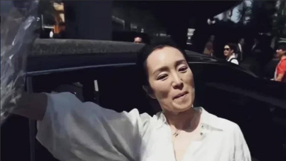 实话实说，她老了之后真的没有年轻时漂亮。以前的柔美，现在变得有点女生男相了，本人