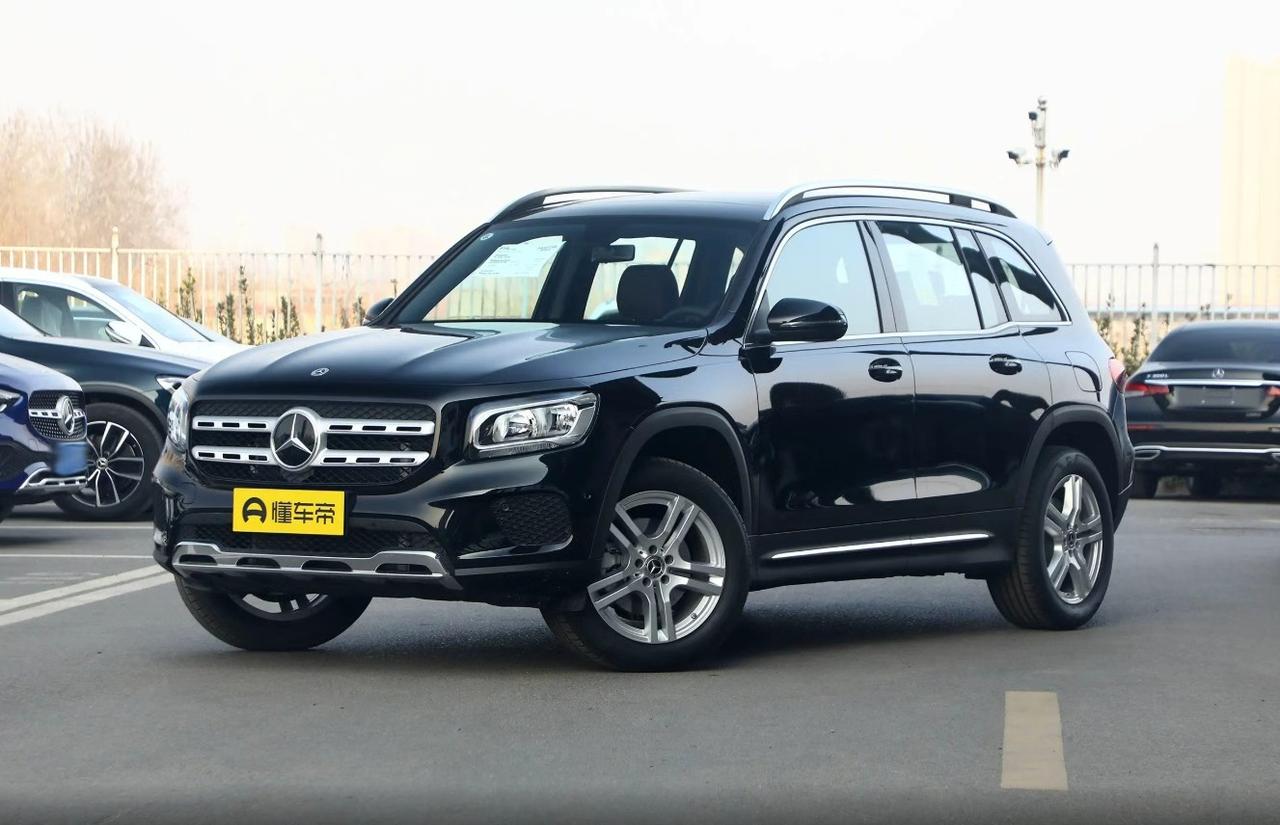 上周在小区楼下，邻居老张拽我聊车：“兄弟，二手奔驰GLB才20万出头，这不比新车