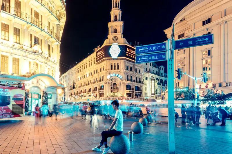 上海人的现状真有点让人唏嘘。现在上海商场过剩，但很多年轻人钱包比脸还干净，消费降