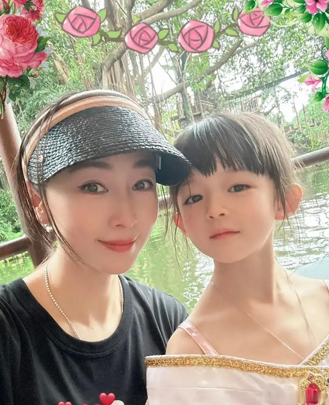 樊少皇这个大眼睛长在他身上不咋好看。。。长他女儿身上还挺合适