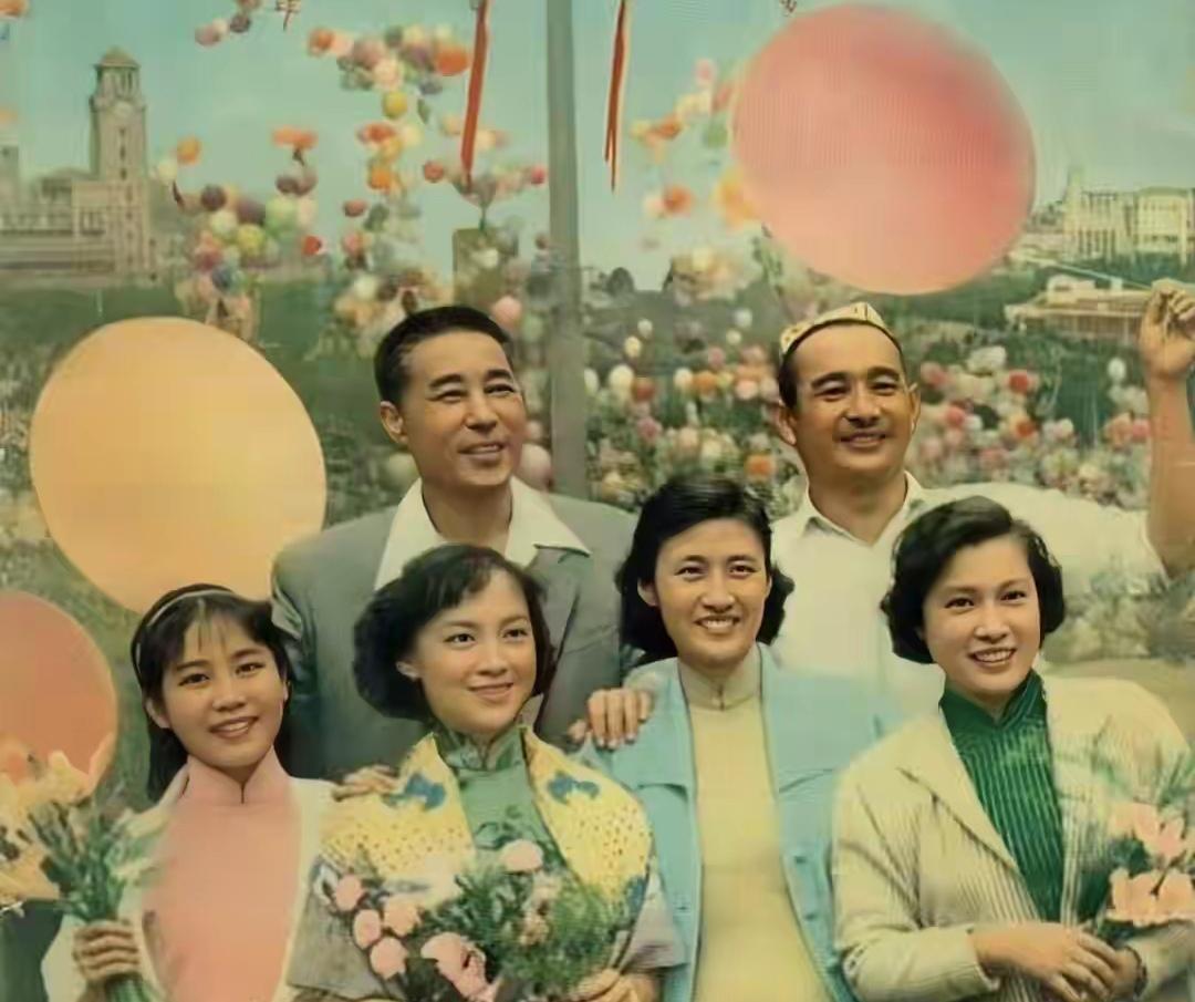 一张充满年代感的老照片：前排我只认出了青丝如墨、笑靥如花的秦怡，曲眉长颊、樱唇榴