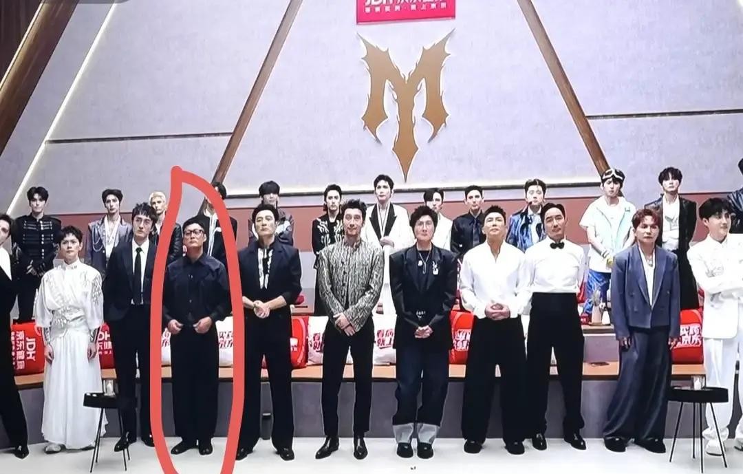 看了这季披哥才发现，潮人余文乐的真实身高，可能比他穿的马吉拉鞋底还实诚当所有哥哥齐刷刷站成一排的时候