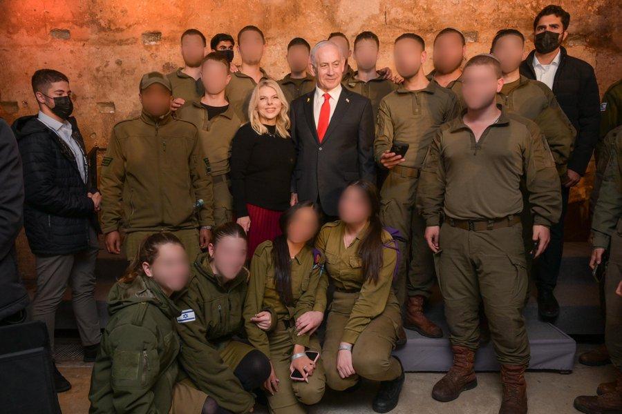 内塔尼亚胡：我的妻子萨拉和我与以色列国防军士兵们一起，在西墙点燃了光明节第二支蜡