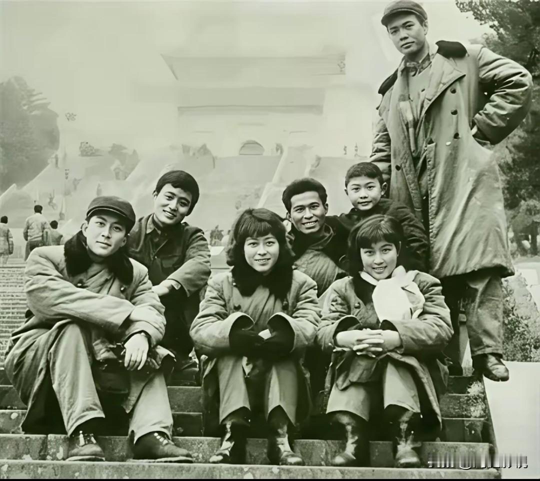 那时的唐国强疏眉朗目，英姿昂昂，真是一表人才！前排右一的是细眉飞扬，明眸善睐，秀