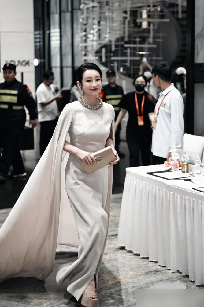 46岁秦海璐踩着厚底鞋往红毯第一排C位一站，旁边关晓彤高圆圆都得往后稍稍。烟台飞天奖，她穿白礼服叠戴