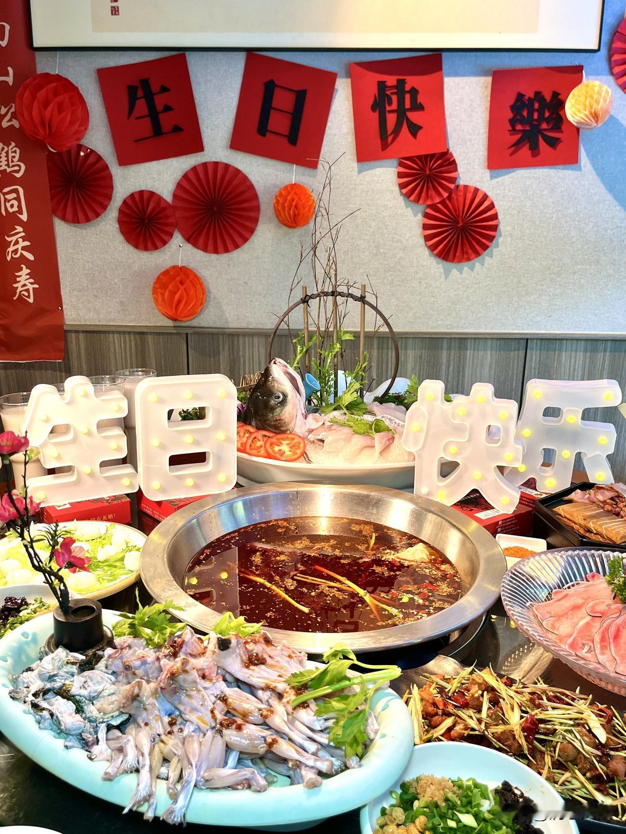 今天是我一亲戚的生日，中午邀请我们去他家里吃饭，晚上又请我们去外面店里吃火锅，关