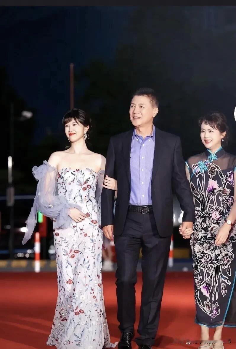 这一家三口在一起的合影真的是养眼，他们是既漂亮又大方，又很和睦的一家人，不管在什