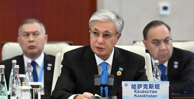 你有没有发现，哈萨克斯坦每次跟中国谈合作，嘴上说的是“互利共赢”，其实心里最怕的
