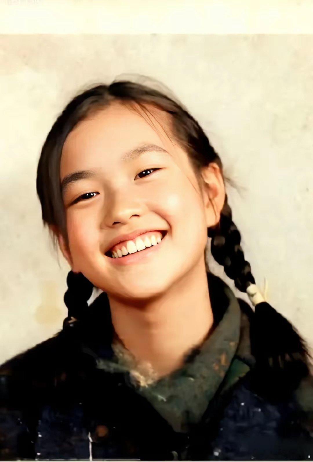 肖战笑了！杨幂也笑了！因为刚刚刘晓庆也在社交媒体晒出四张童年照了，还配文：“我的