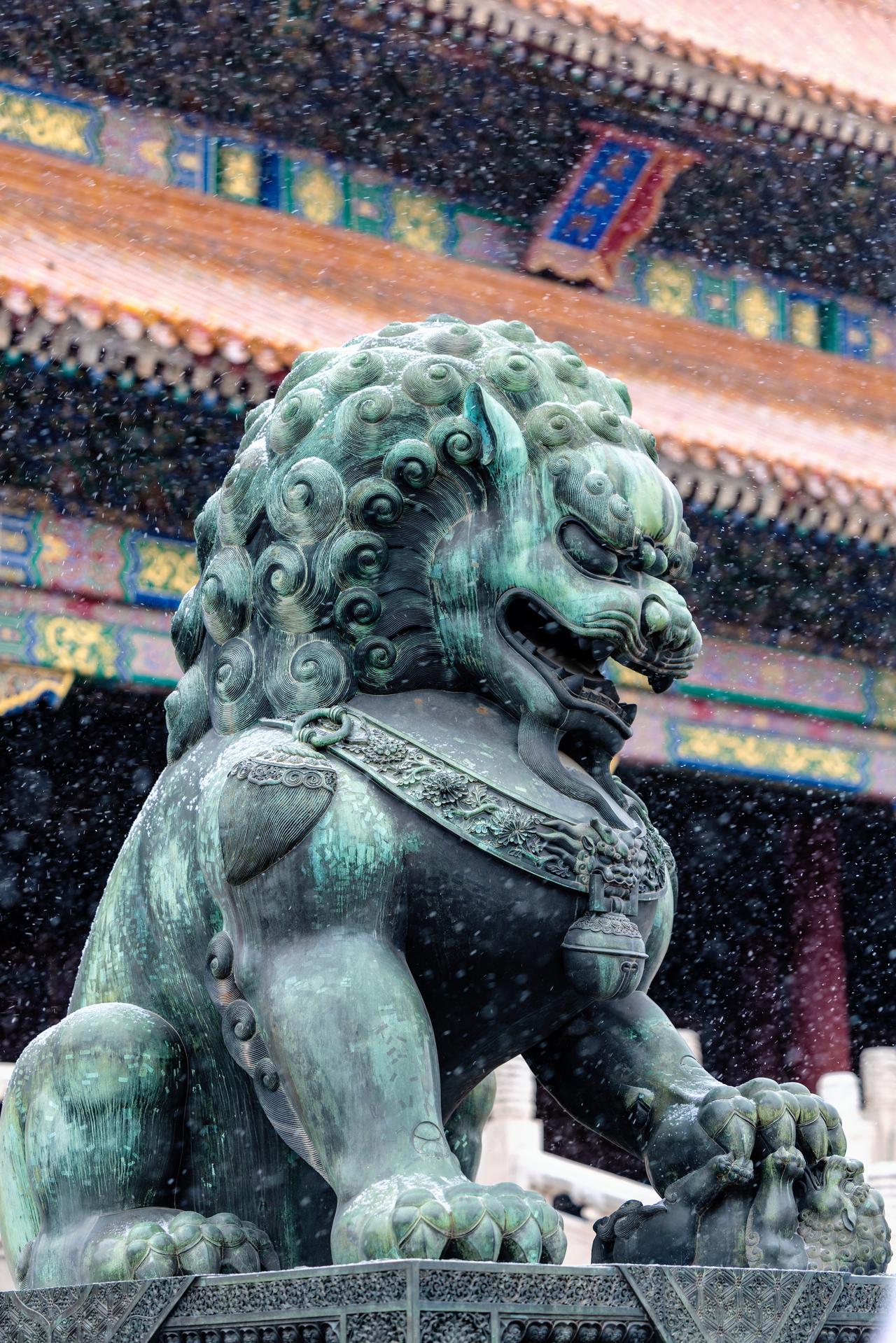 琼芳覆金脊，红墙映素雪。故宫的初雪，是岁月温柔的留白。雪落紫禁城，檐角