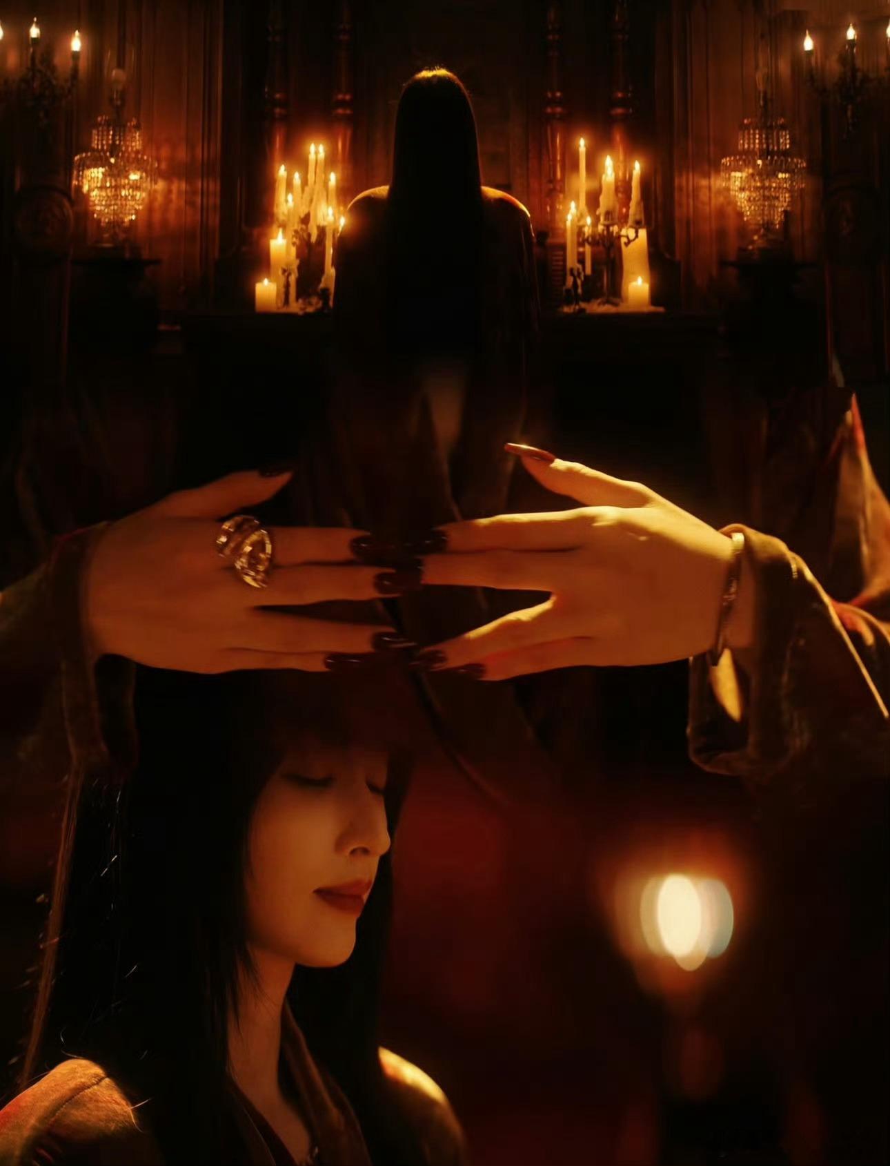 张俪天鹅颈谁懂啊！张俪的天鹅颈一露，瞬间气场两米八！纤细修长的脖颈搭配精致妆