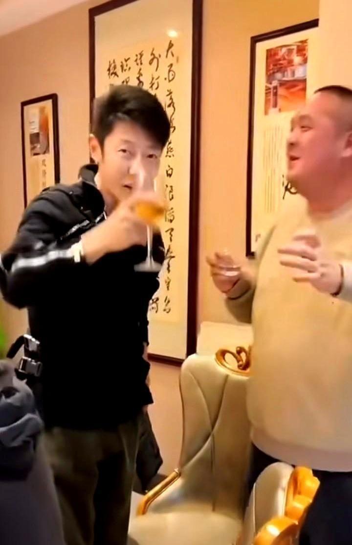 撒贝宁在春晚说完最后一句台词时，最想念的不是掌声，而是妻子李白那碗不说话的汤。