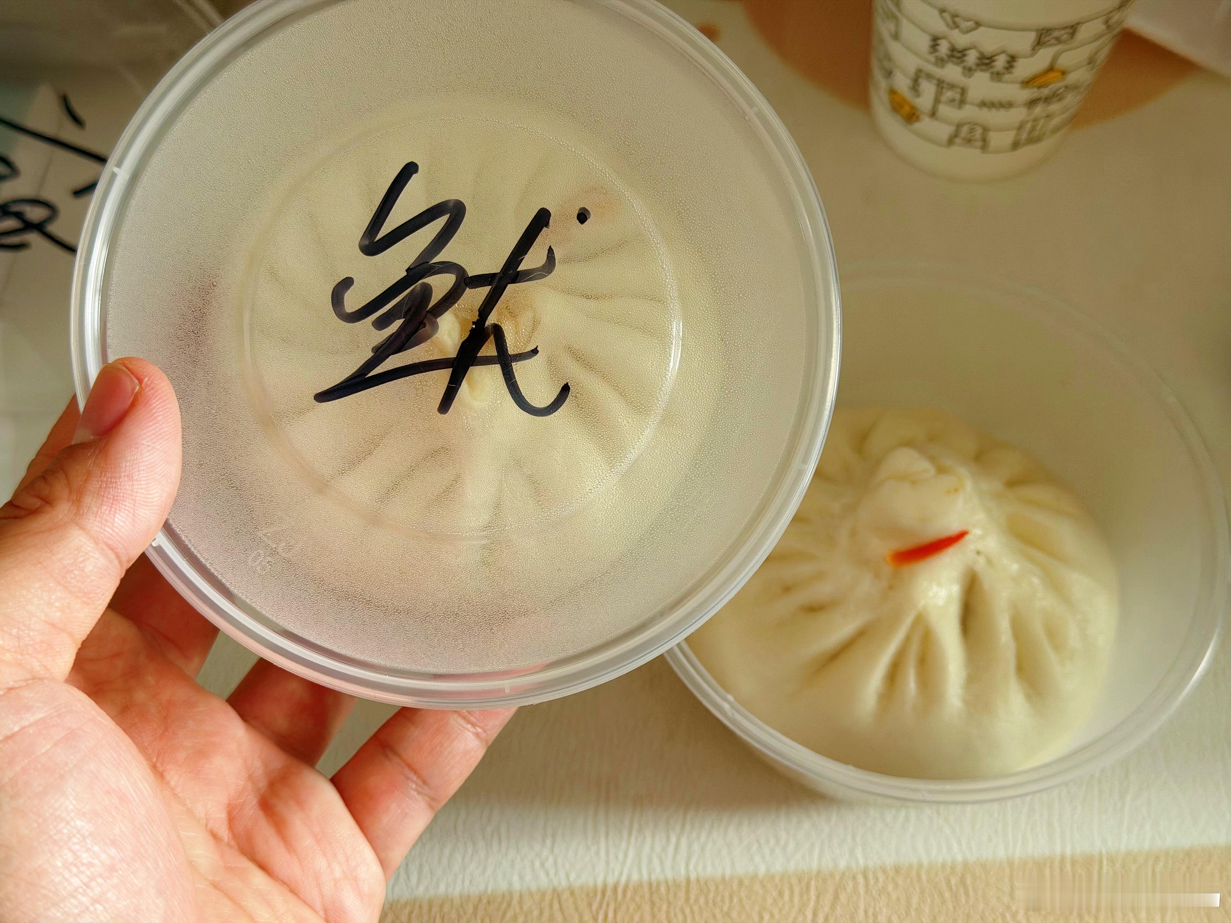 今天品尝一下青岛黄岛特别有名的一家“丑包”，他们家包子馅挺特别的，有排骨的，小龙