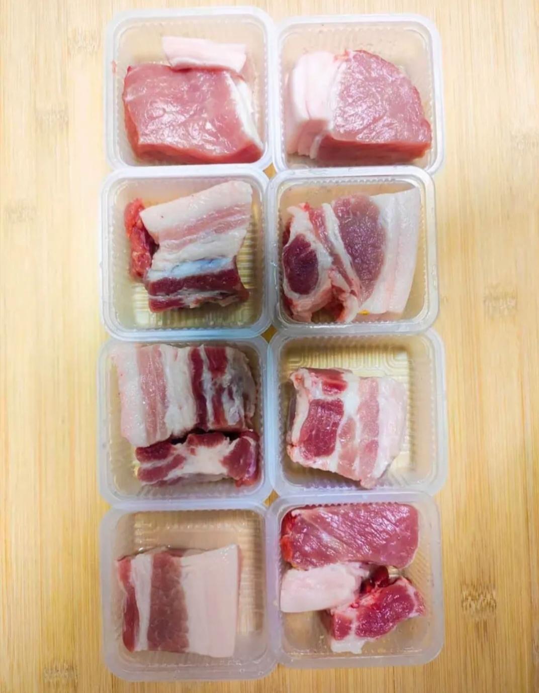 不得不佩服我的婆婆真的是个天才呀！以前我买一大块肉，吃不完也不切直接放冰箱里